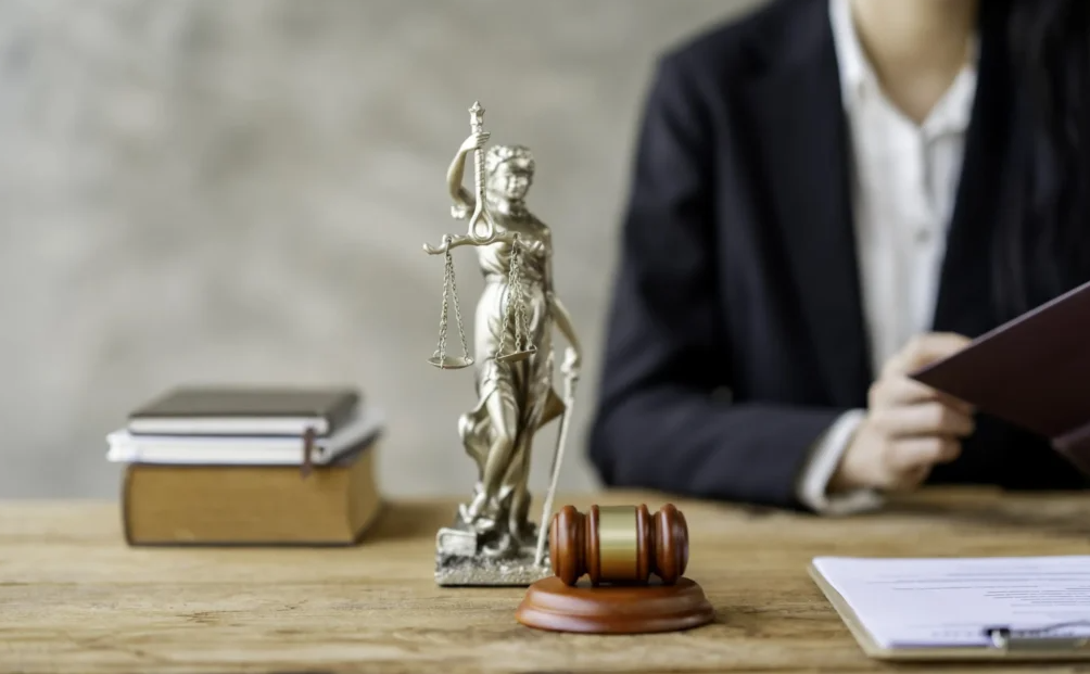 Ile kosztuje adwokat w sprawie z ZUS? Konkretne stawki [2026]