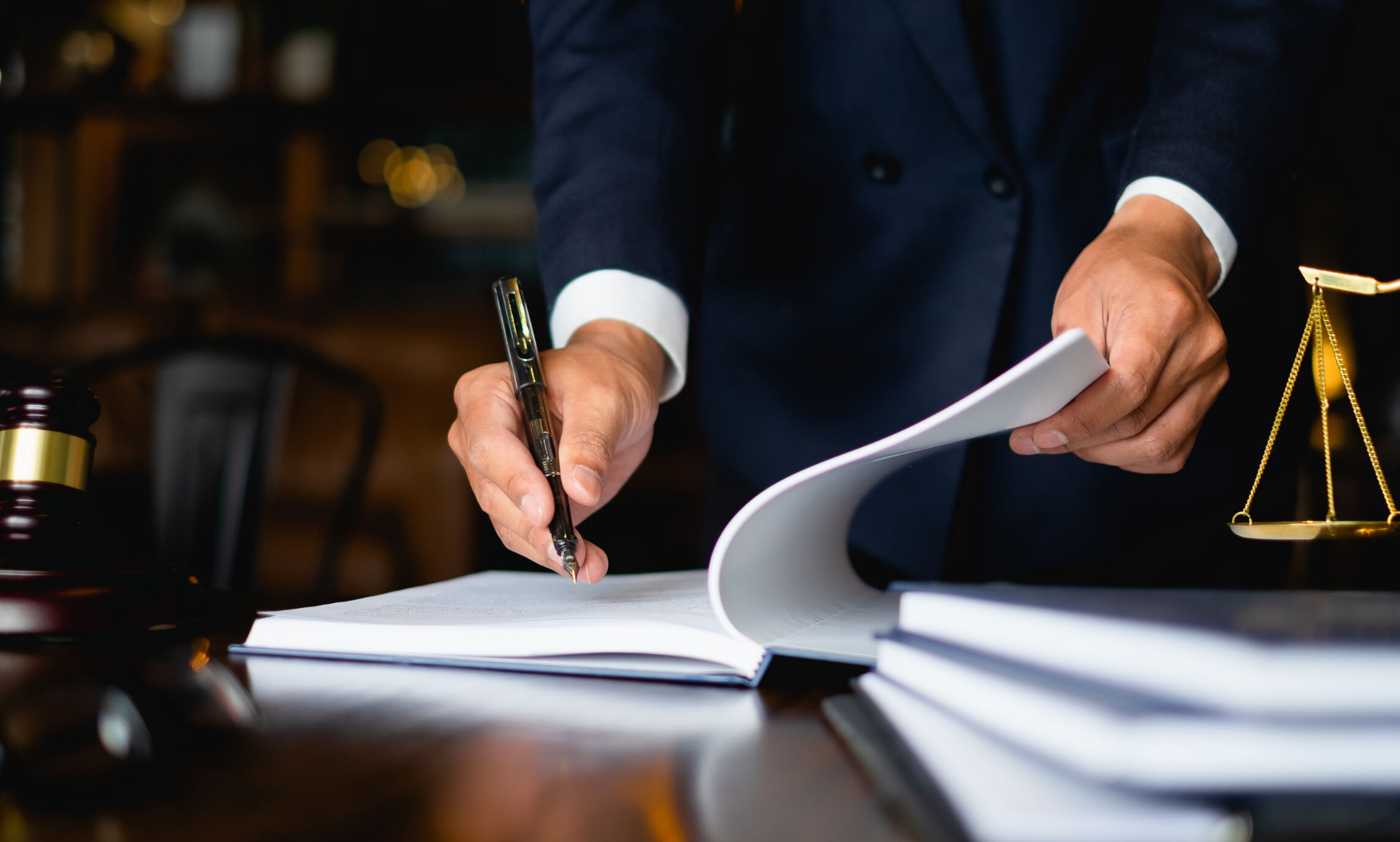 Jak zwracać się do radcy prawnego? Wyjaśniamy