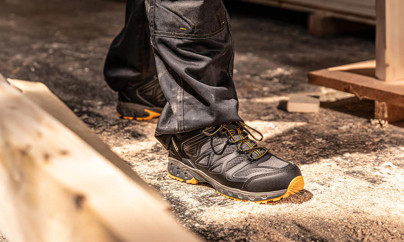 Zwolnienie z noszenia obuwia roboczego – czy to możliwe i komu przysługuje?