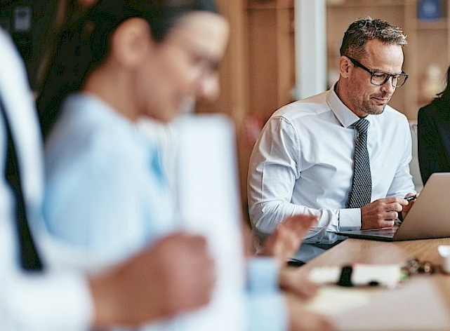 Senior associate – co to znaczy i czym się zajmuje?